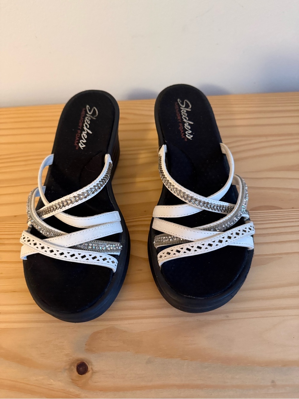 Skechers Rumblers Wave Lassie Wedge
Sandal Womens SZ 7 White Strappy Metallic Y2